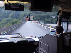 次に向かうは、終点の畑薙夏期臨時駐車場です。畑薙第一ダムの上を通過します。