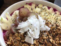 その後ウブド王宮や市場を覗いて、ランチ。
冷たいスムージーボウルが歩き疲れた体にgood！