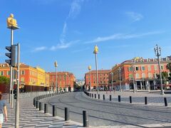 マセナ広場。
建物の色合いと地面のタイルがマッチしています。
オブジェが高い位置にあるのも面白い。
右奥の建物がニースのギャラリーラファイエットになります。