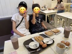 朝食はラベンダー駅近くのカフェへ。カヤトーストは食べないとね！ピーナッツバタートーストとハムチーズハンドも。値段も安く、モーニングセットには温玉2つも！温玉に醤油はかけたけど胡椒かけ忘れた！
お店の中に小柄なお婆さんが入ってきて、お客にお金をくださいと言ってた…目を合わさなかった…