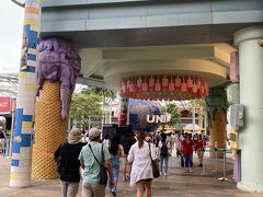USS へはバスで向かう。途中すごいスコールが降ってきた。バスはGoogleマップとプリペイドカードNETSがあってスムーズに乗車。2階建てバスで息子は大喜び！2階の先頭に乗れました。バスに乗ってるだけで観光気分。
バス停からVIVOシティを抜けてモノレールへ。4ドルでチケット買う、帰りはFreeなんだって。
USSは30分前にオープンしました！日本と同じで早めに開くんだな。