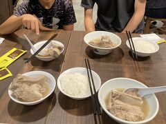 ようやくついたー！！ショッピングセンター内にあるバクテーのチェーン店。閉店時間近くなのに列が。20分くらい並ぶ間にスマホ注文できて、席に案内されたらすぐに食べられるシステム。そんなに期待してなかったけどこれが超美味い！小3息子「コショウがからすぎる」と最初嫌がってたけど、めちゃ食べてた。店員さんがスープのおかわりをどんどん注いでくれるサービス