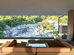 ホテルには二つのラウンジがあり、最上階のラウンジの半分は屋外になっており、ここからも地獄を見ることができます。