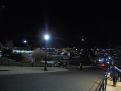 私立ちが函館を訪れたのは4月6日、7日だったのですが、今年の函館山登山道冬期車両通行止め解除は4月8日からでした。
なのであの有名な夜景スポットにバスではいけず、ロープウェイで行くしか方法はありませんでした。たった2日の違いで！ほんとタイミング悪泣

バスなら駅から山頂まで500円で行けるのに、ロープウェイだと乗り場までバス280円＋ロープウェイ往復1800円もする！たっかいわ～！2日の差で！！
と私が愚痴ったせいかロープウェイ乗り場でバスを降りた時に母が「ここからでも見えてるからもうここでいい、帰ろ帰ろ」と言い出しました。

え、でも函館に来て山頂からの夜景見ないのはないんじゃない？私はまた来ることあるかもだけど、お母さんはもう無いかもよ、
と訴えてみましたがもういいと。