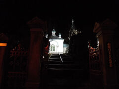 函館ハリストス正教会

どこもそんなに大がかりにライトアップしている感じはなかったです。
もっと観光客がいるかと思ったら、もうこの時間は全然で道も暗かったです。