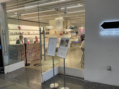 　ジャパンハウス。日本の魅力を伝える展示等があるらしい。受付の方は日本人。