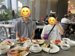 ホテルボスの朝食。今回のツアーは朝食なしのため1人15ドル払う。子供も同料金。
いろんな種類のメニューがありました。味はまぁまぁです！行くのは１回でいいかな。朝ごはんの後はバスでセントーサ島へ向かいます。一緒に乗ってたアラブ系のおばさまが息子の顔を見て「あら、口にクリームがついているじゃない。これで拭きなさい」と言ってウェットティッシュをくれた。なんとお優しい！