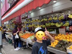 リトルインディア。ここはシンガポールなのかー！インド人の方ばかり。
たくさんのフルーツ！
