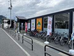 ロケ地巡りのスタート地点、只見駅に車で向かいます。

只見駅は福島県会津若松と新潟県小出を結ぶJR只見線の主要駅（数少ない有人駅）の一つです。

この只見線は2011年の水害で鉄橋が落ちるなどの被害があり、長い間　不通の区間があったのですが、2022年に全線復旧しました。
大赤字路線でこのまま廃線になるのでは・・・と心配したのですが、地元の自治体が管理費を持つことで復旧にこぎつけました。

只見駅の前には「只見町インフォメーションセンター」があります。
まずは、ここにぜひ立ち寄ってください。