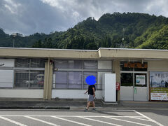 只見駅前です。

映画の主人公の台湾人「ジミー」が18歳のときに恋した日本人「アミ」の故郷を訪ね、只見駅から歩いていくシーンを夫に再現してもらいました。

映画ではまだ雪が残っていましたから、ちょっと雰囲気違いますね～。
（モデルの違いか？！）