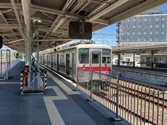 館林駅に到着。両毛地区のターミナル駅になっていて、ここから色々な方面に分岐します。小泉線に乗り換えます。