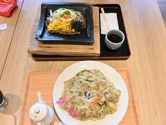 日帰り温泉もやっているようです。
皿うどんと瓦そばを頂きました。

レストランもきれいでした。