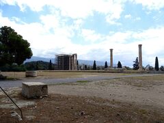 道沿いに歩いていくとゼウス神殿が見えてきた。