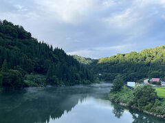 只見川はよく川霧が出ます。

ロケ地巡りとは別の日ですが、ドライブしていたら川霧が出ている様子を見ることができました。
奥の方に白い霧が出ているのが分かりますかね～。