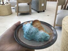 朝食を済ませ、少しお部屋でゆっくりし、ビンコムプラザへ向かいます。
grabが来るまで、ラウンジでまた食べる。