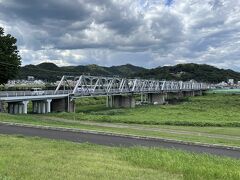 足利市駅で途中下車。渡瀬橋にきてみました。森高千里のイメージと違って、無骨な感じの鉄橋でした。勝手に、石の欄干のある橋を想像していました。