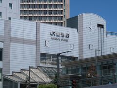 しかも降車バス停が山形駅の100ｍ手前だったというのも誤算。13分あれば乗り継げると思っていたのですが、山形駅手前の信号で予約した新幹線出発の10時02分を迎え、諦めました。