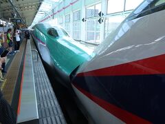 福島駅で東北新幹線に併結。しかし自由席は遥か前方。停車時間内には辿り着かないので指定席の車両に乗り込み、車内を移動し自由席へ。