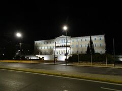 3:58シンタグマ広場の空港バス乗場に到着。そこから見える国会議事堂前の衛兵も・・・