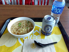美心MXでワンタン麺とビールとお水。126HKDでした。