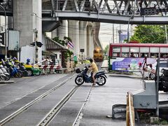 朝、ホテルがあるマッカサン駅から、タイ国鉄で列車の始発となるフアランポーン駅へ。本数少ないですが、地下鉄より圧倒的に安いです。