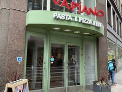 中央駅の一つ手前の駅で降りてランチはこちら「vapiano」へ