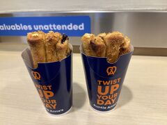 一時期は池袋にも店舗があったAuntie Anne’sにて。
250ペソ分購入すると、マグカップなどのオリジナルグッズを購入できるとのこと。夫はここのマグカップが欲しかったようで、250ペソを超えるようにスティック型のプレッツェルを注文。