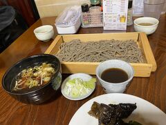 ここでも板そば
それと鳥つけ汁
前日の蕎麦もおいしかったけど
桁違いにおいしかった
人気なはずだ
