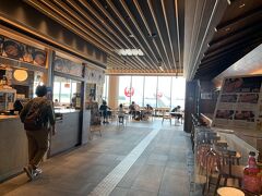 朝便なので成田駅付近で前泊し、第二ターミナルへ。
出国後、１フロア下りるとフードコートがあります。