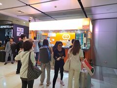 空港からホテルまで、プライベート送迎を頼んでます。
ピックアップ場所で合流後、スーツケースを預けて空港地下１階の両替店へ。
街中で両替もありですが、パスポート（両替時に提示要）と現金を持ち歩きたくないので、まとめて両替。レートもそんなに悪くないです。

ホテルが駅近くなら、両替後地下１階の駅からそのまま電車で中心部に向かうのもアリです。

