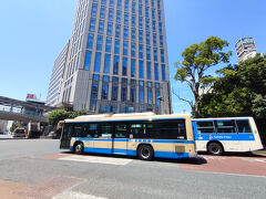 横浜市営バスです。
ここからショッピングモールに行きます。