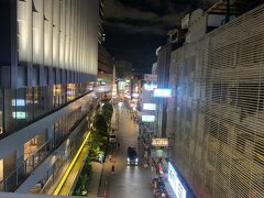 パッポンナイトマーケットを目指して、サラダング駅で下車

駅前には、飲食店やクラブの日本語看板がたくさんのタニヤ通り。
夜は、通りに面したイスに細身の若い女子がずらりと座って携帯をいじりながら客待ちの大人の街。