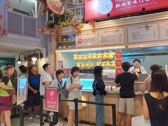 ラーン　ガイトゥーン　プラトゥーナム
ピンクのカオマンガイでおなじみの、チキンライスのお店です。本店も徒歩20分ほどの場所にありますが、冷房の効いたサイアムパラゴン１階フードコートのお店へ

並んでいるのですぐに分かりました。