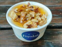 初日から博物館見学や観光で疲れてしまったので事前にチェックしていたFresco Yogult Barへ。
お店オススメのはちみつとクルミをトッピングに選びましたが、これが大正解！
優しい甘さで癖になりそう!
この後バスでホテルまで帰ろうとしたらGoogleマップのルート案内が古新聞でバスが来なかったりと四苦八苦しながら帰ってテイクアウトのケバブを夕飯に食べました(*﹏*;)
（素直に地下鉄で帰ればよかった。。。）