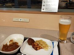 旅の始まりはラウンジから。プライオリティパスでANAラウンジへ。
ANAカレーがおいしい。