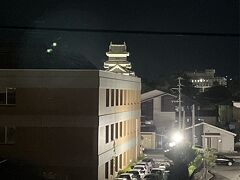 ホテルの部屋の窓から松本城天守閣が少しだけ見えました。