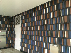 学生の時に入り浸っていた神保町に、ずいぶん久しぶりに行きました。
地下鉄の駅構内の壁が、ランダムな4色のタイル貼りになっていました。
本の街の駅らしく、本棚のような模様になっていました。
