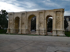 広場の北東にある石積みの門、「マーズ門 Porte Mars」は紀元３世紀のローマ支配時代に造られた凱旋門。

街への入り口に、以前は４つの門がありましたが、現在まで残っているのは北側入り口にあるマーズ門だけだそうです。