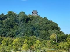 ホテルに到着。部屋の窓から犬山城がよく見えます。
無茶苦茶暑いし、以前に一度天守閣に登ったし、VRで登った気分になれるので、この日は涼しい部屋から眺めるだけにしました。

VR犬山城
https://my.matterport.com/show/?m=bkbMWuMRitB&back=1