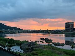 日没の頃には雨がやんで、美しい夕焼けの木曽川を見ることができました。