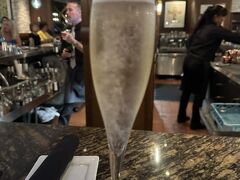 バースデーディナーは
ルースズクリス(ワイキキ店)

ま、こちらも鉄板なのでね ^ ^
嬉しい事に、入店するとカウンター中から
happy birthday kiki ♪ と
えええ？何？
(だって知らないお客様まで)

何でももう少ししたらバースデーのkikiが来るからと
スタッフが言ってたらしいです
thank you！

