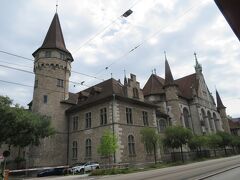 さっそく、駅横のお城のような建物が見えてきました。
スイス国立博物館です