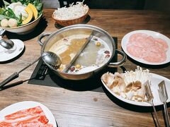 2日目の夕食は、「天香回味」へ
薬膳火鍋屋さん　満席で、とっても賑やかな店内。
東京の赤坂にもあり、何度か行っていたので
台湾本店との食べ比べに！
鍋のコースを選択　
2種類のスープは、日本で食べる味と全く同じ
具材は、少し違いますが…十分お腹いっぱいになりました。　お値段も日本よりも安くいただけます。
場所が裏通りに移転したので、ちょっとわかりにくいです。予約必須なので、ホテルのコンシェルジュから連絡してもらうとスムーズです。