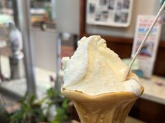 ジェラート『SUPERFRUTTO（スペールフルッタ）』

パンナ（生クリーム）のシングルをフラワーコーンで。