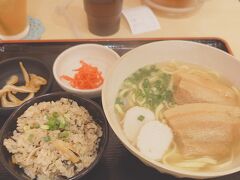 三枚肉そばとジューシー、紅生姜とミミガー