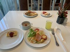 おはようございます。
ホテルは朝ごはん付きです。