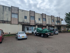 おまけ

燕市の怪しい建物にやってきました。
それにしても私の車は、真ん中の銀の軽自動車ですが隣の車と車高が半分で小さいですねw