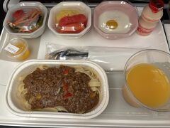 JALにて、23時(機材繰りで1時間遅延)の便で。
到着3時間前くらいに食事。
死にそうだ。でも完食。

内容のない長い一日でした。
次ダナン来る時は直行便だな。
