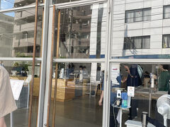 到着したところは「Blue Bottle Coffee」。キャリフォルニアに本社を構える有名店。国外初の第１号直営店がここ「清澄白河フラッグシップカフェ」。