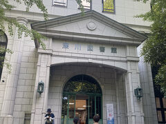 近くには地域の「クーリングシェルター」として、深川図書館があります。これはいい待ち時間スポットだ。
